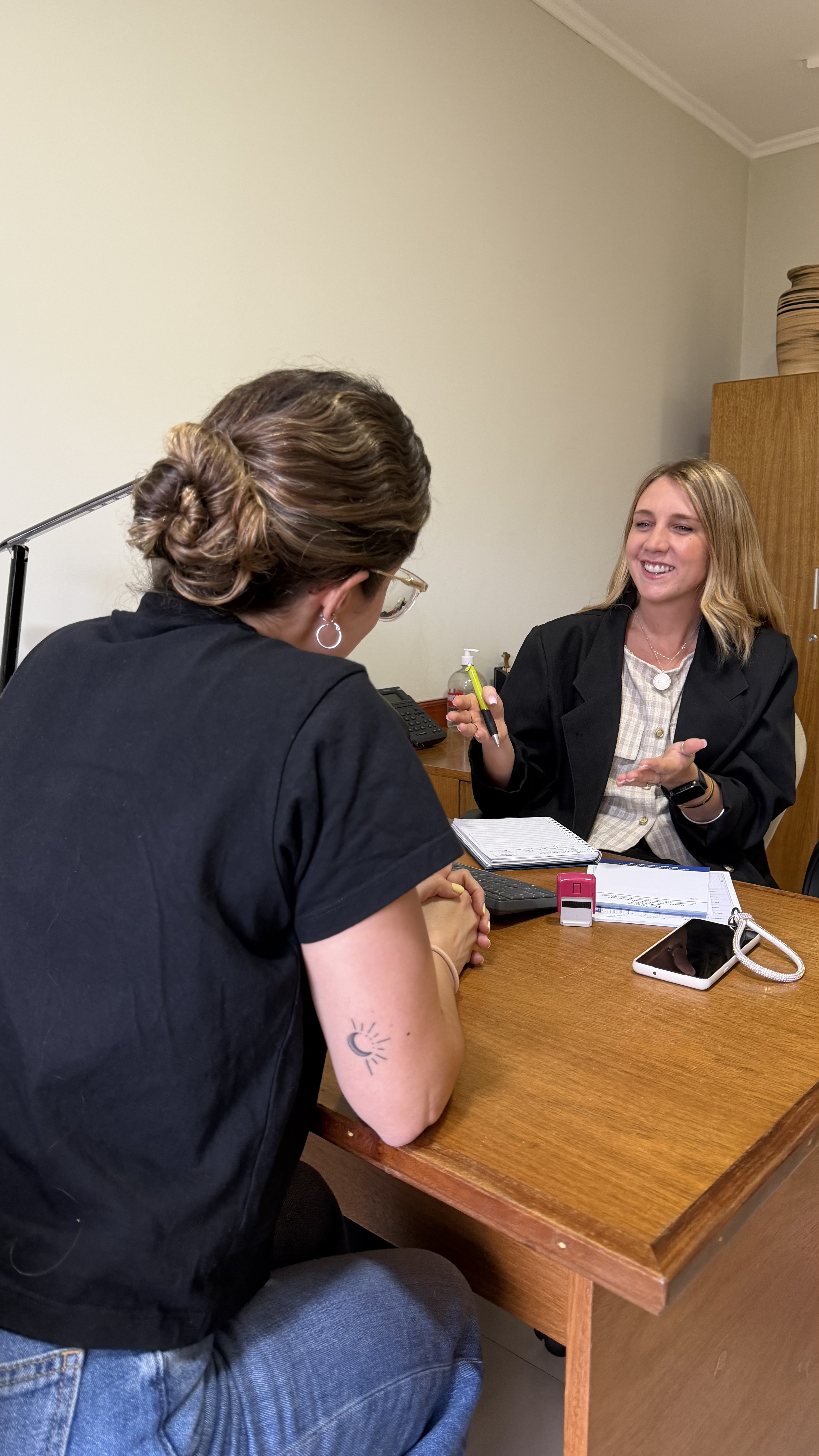 La Dra. Camila Zima durante una consulta